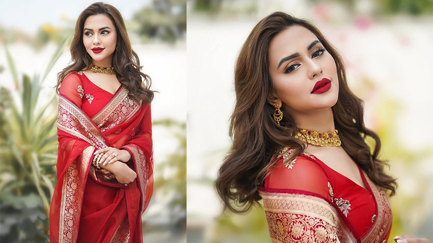লাল শাড়িতে সবার নজর কাড়লেন নুসরাত ফারিয়া