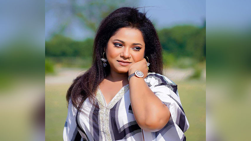 ড্রাইভারের সঙ্গে পরকীয়াতে জড়িয়েছিলেন ডলি সায়ন্তনী