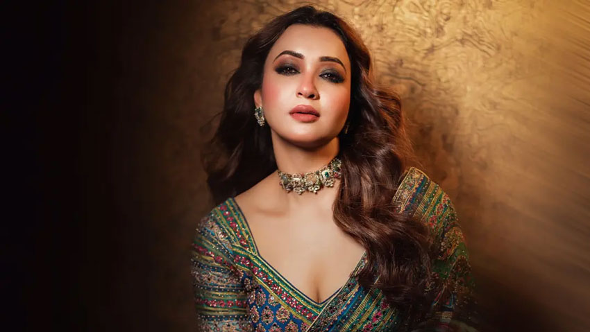 শাড়িতে দেশি আবহে কৌশানি মুখার্জি